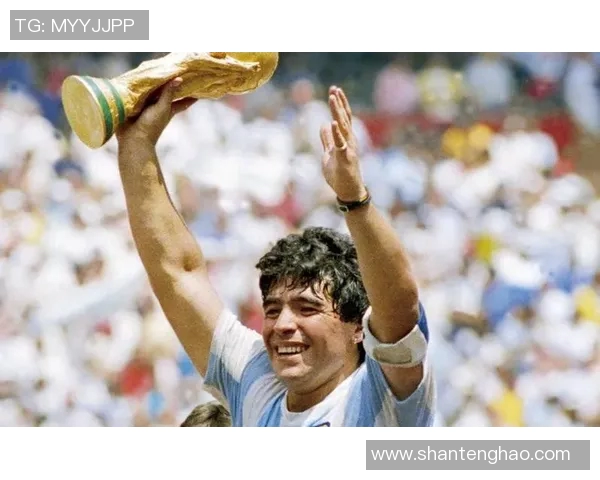 马拉多纳高度呈现神奇之谜:从巅峰到陨落的传奇身影究竟透露了什么? 马拉多纳高度呈现神奇之谜:从巅峰到陨落的传奇身影究竟透露了什么?