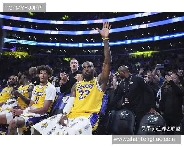 詹皇助湖人再夺胜利笑傲西部赛场
